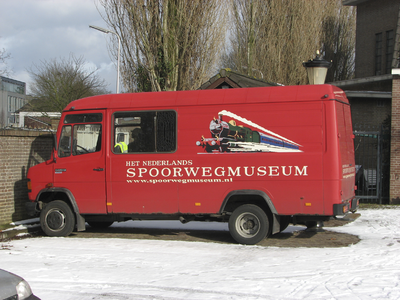 908055 Afbeelding van een bestelbus van het Nederlands Spoorwegmuseum op het parkeerterrein van het museum aan de Johan ...